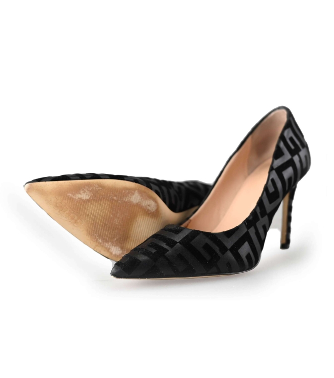 Guess pumps