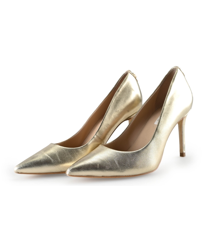 Guess pumps